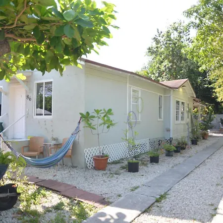 Quiet & Centrally Located House - Private Parking, Laundry And Storage For Luggage